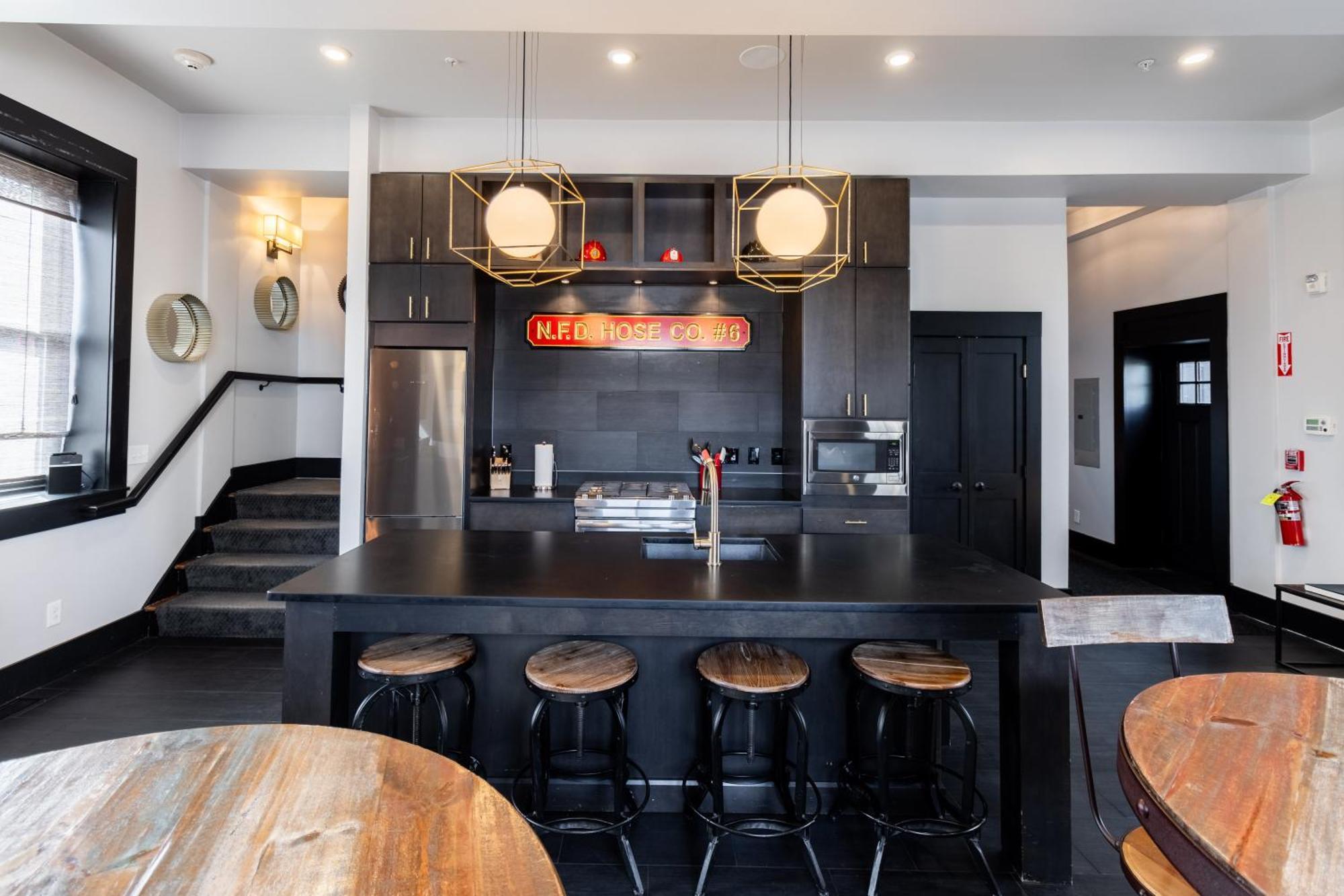 The Firehouse Villa Newport Bagian luar foto